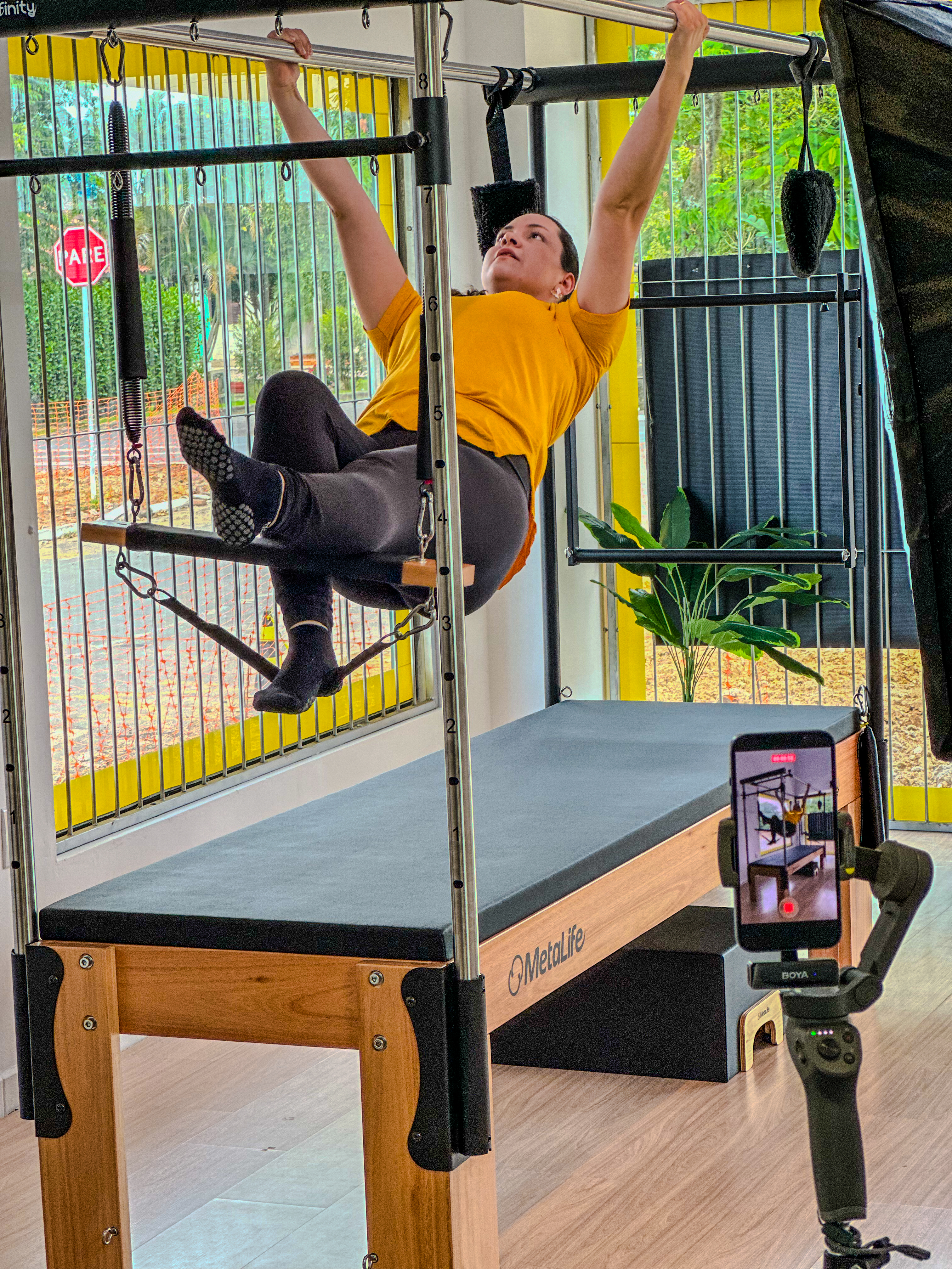 Taize Oliveira nos equipamentos de Pilates Movimenttá